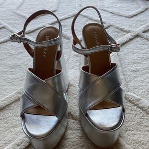 NWOT LISA VICKY SILVER PLATFORM SANDALS